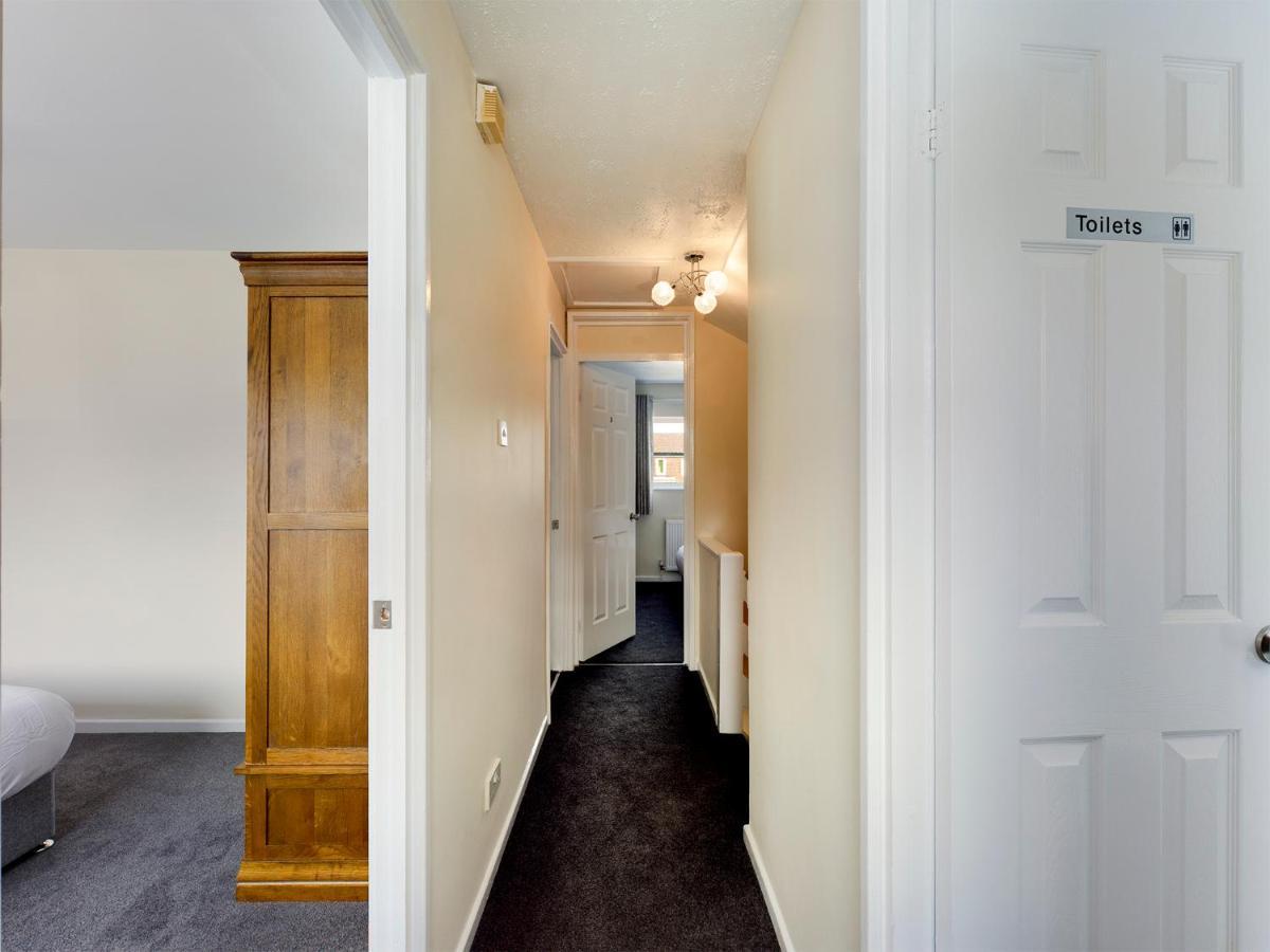 247 Serviced Accommodation In Telford- 3Br House Exterior foto